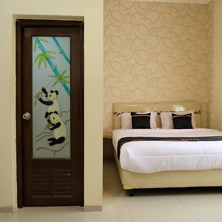 Oyo 1616 Hotel Central City 2 Tanjung Pandan Eksteriør billede
