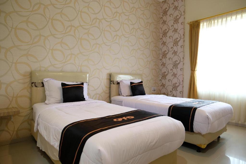 Oyo 1616 Hotel Central City 2 Tanjung Pandan Eksteriør billede
