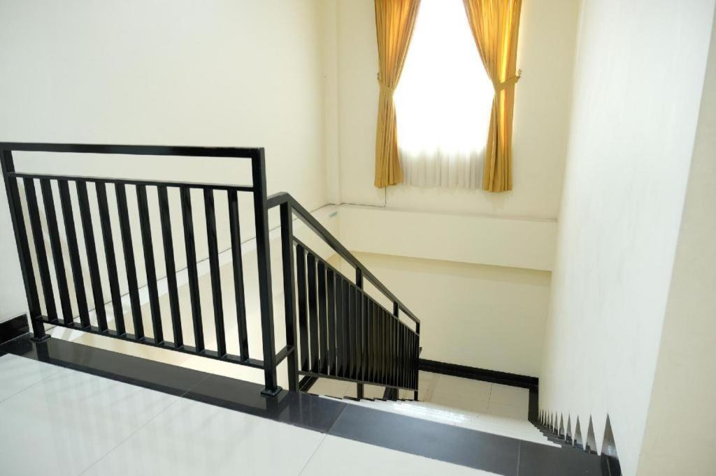 Oyo 1616 Hotel Central City 2 Tanjung Pandan Eksteriør billede