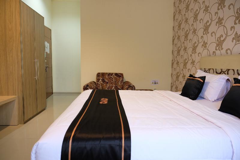 Oyo 1616 Hotel Central City 2 Tanjung Pandan Eksteriør billede